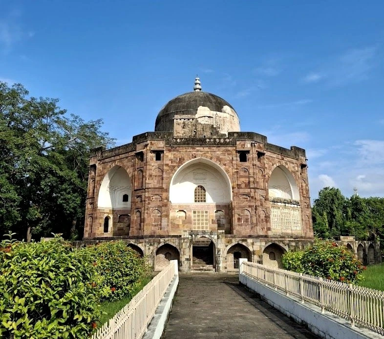 Meer Nawab Shah Saiyed Qutubuddin Tomb